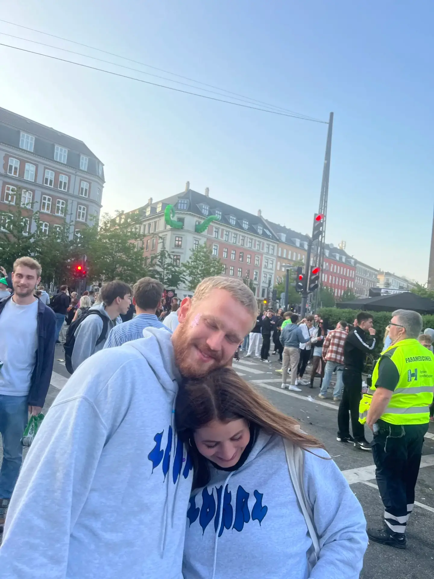 Mikkel er 182 cm høj og bruger størrelse L, Luna er 165 cm høj og bruger størrelse M.