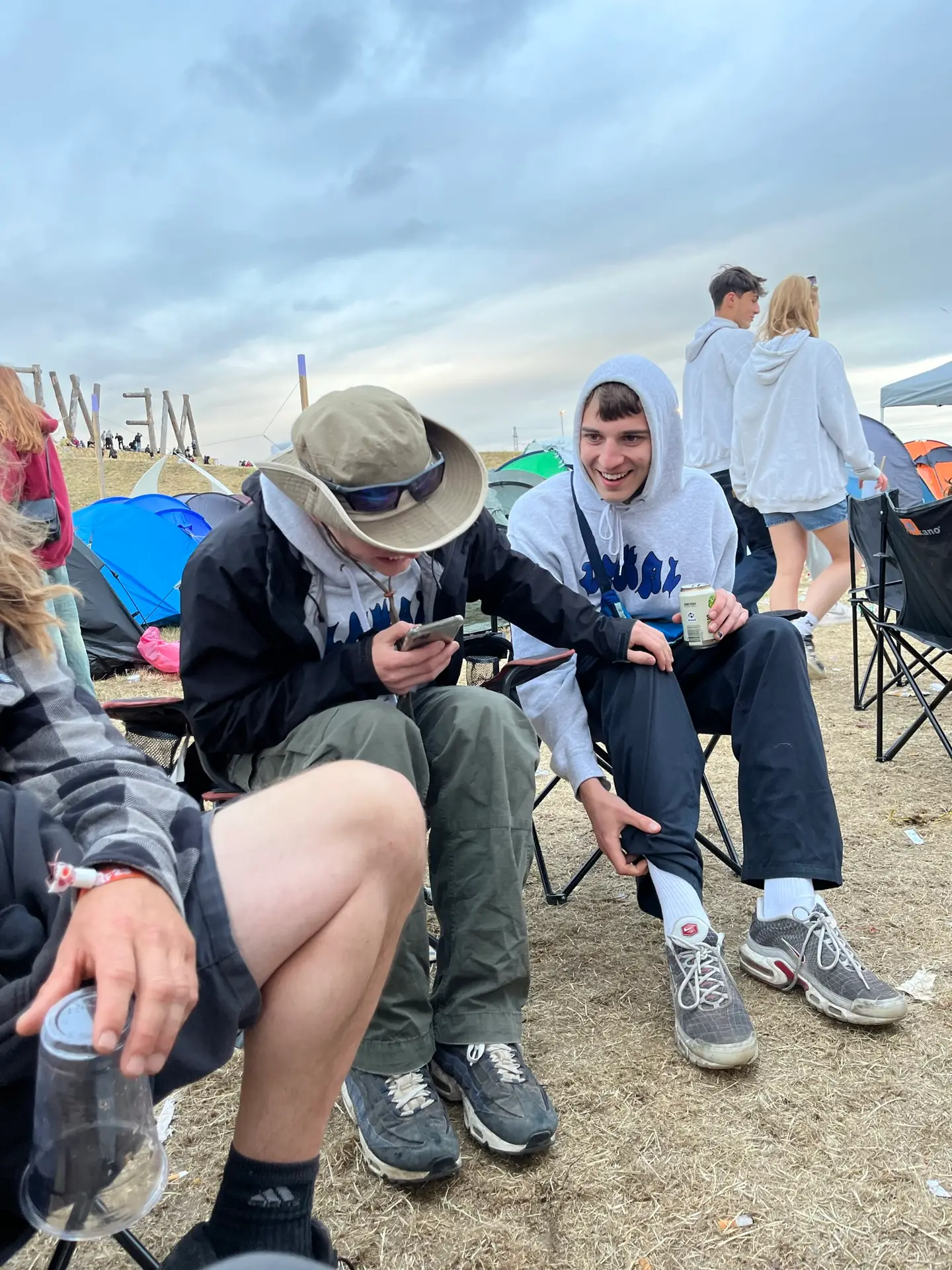 August (th.) er 193 cm høj og bruger størrelse XL.