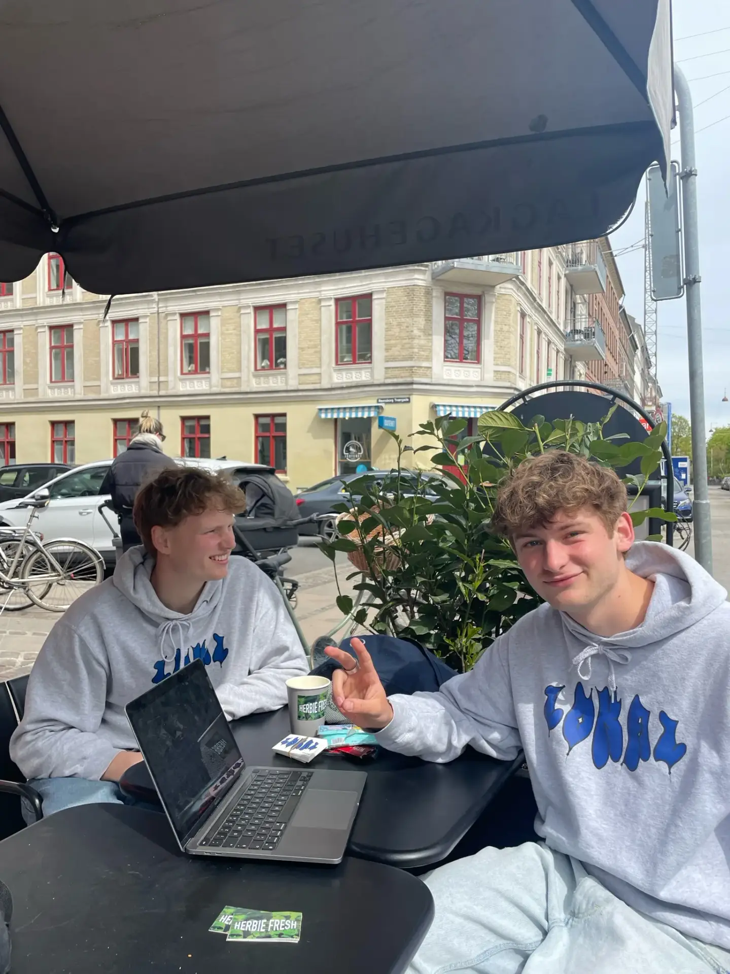 Tao (tv.) er 177 cm høj og bruger størrelse L,
Caspar (th.) er 176 cm høj og bruger størrelse L.