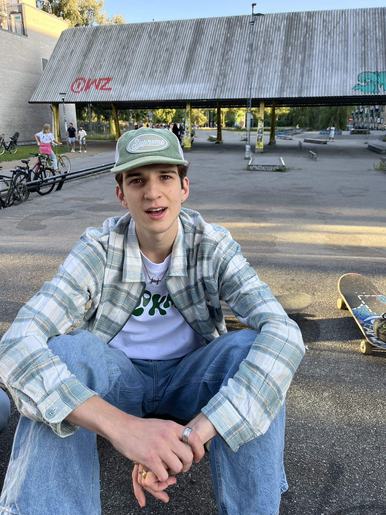 August er 193 cm høj og bruger L.