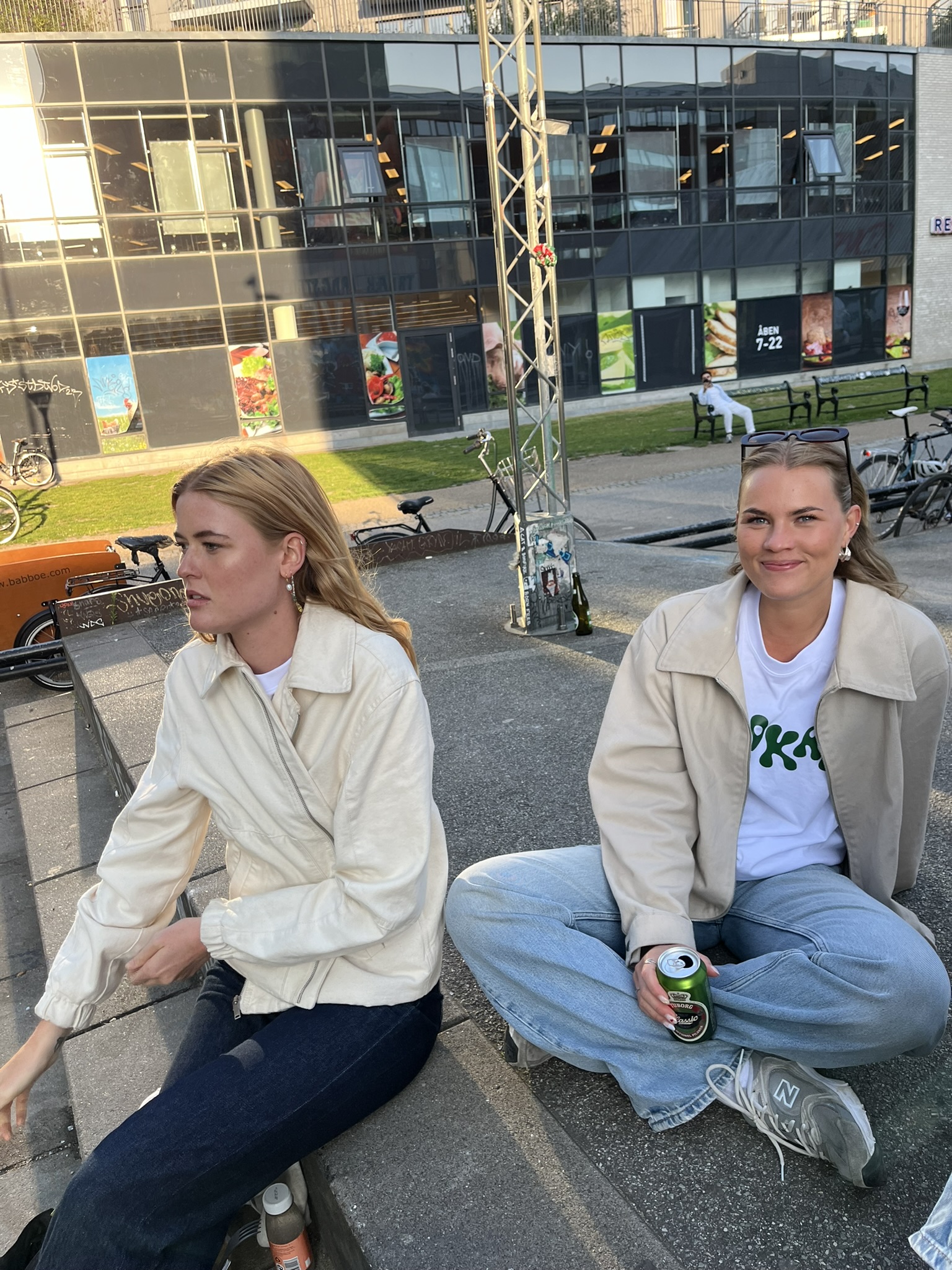 Karoline (th.) er 171 cm høj og bruger S.